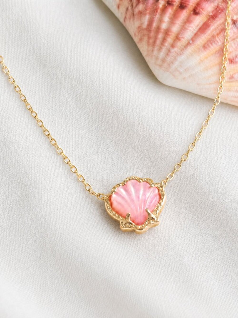 Kendra Scott Brynne Gold Blush Shell Pendant Necklace - Picture 2 of 2
